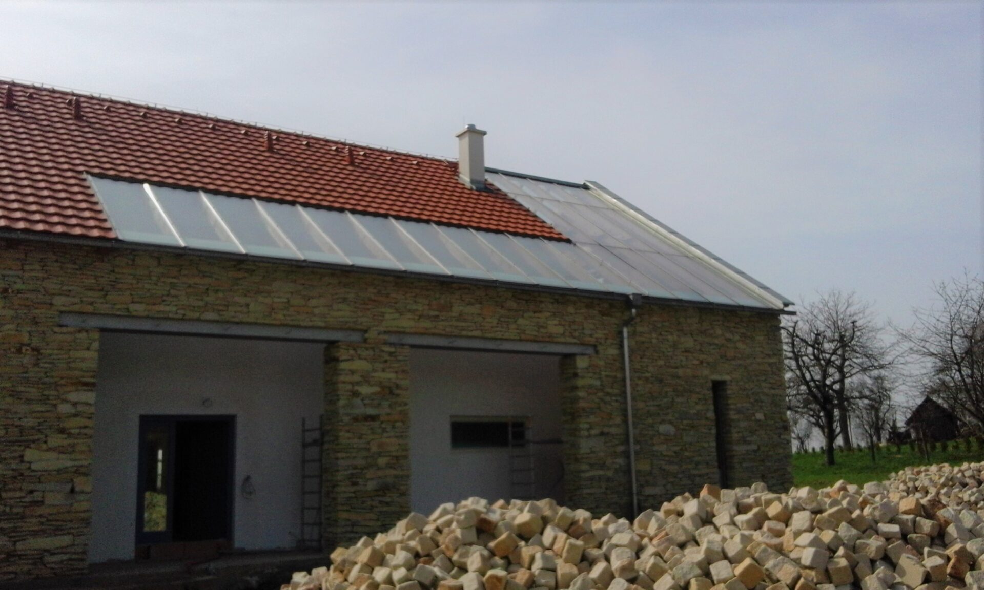 Prosklená střecha venkovské stavby- výroba a montáž